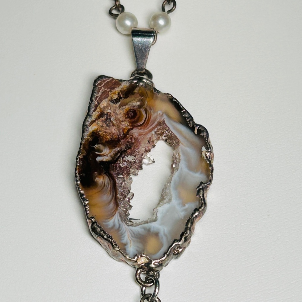 Vintage Quartz Agate Slice, Druzy, Brass Beaded and Faux Pearl Pendant Necklace - Picture 5 of 14